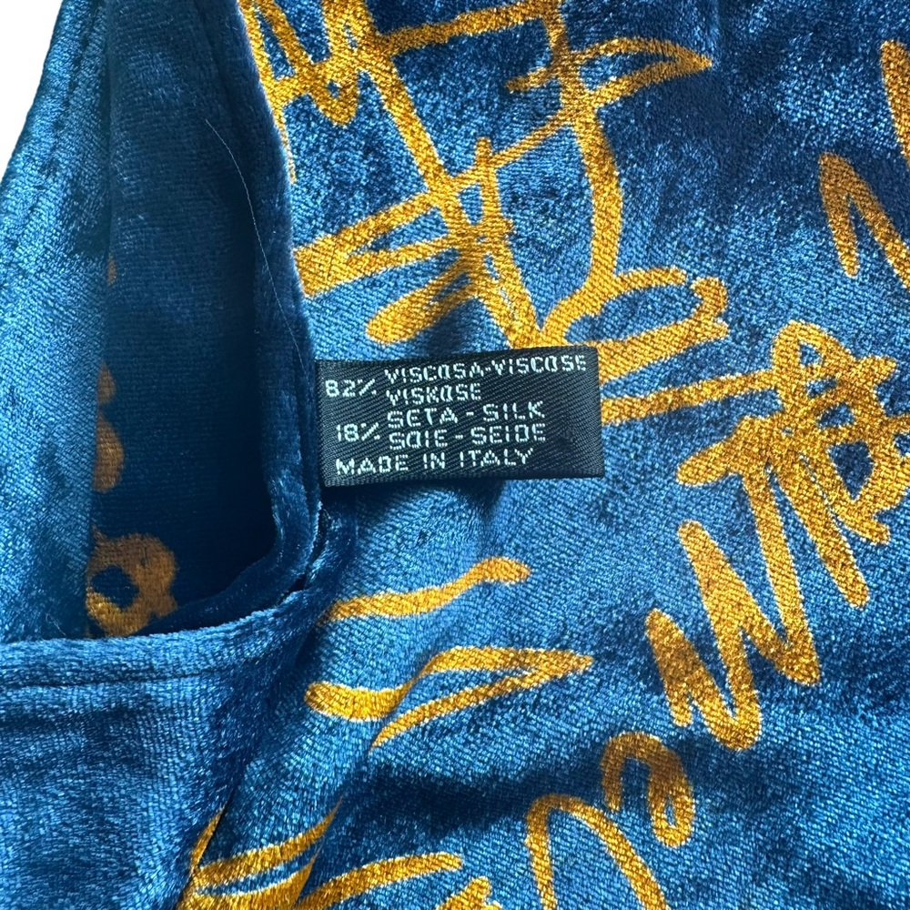 CHANEL Signature Stole - Picture 6 of 7